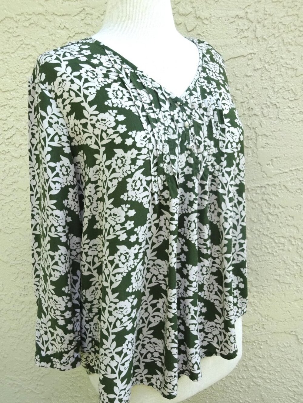 fun2fun Green White Floral Flowy Blouse - Size L
